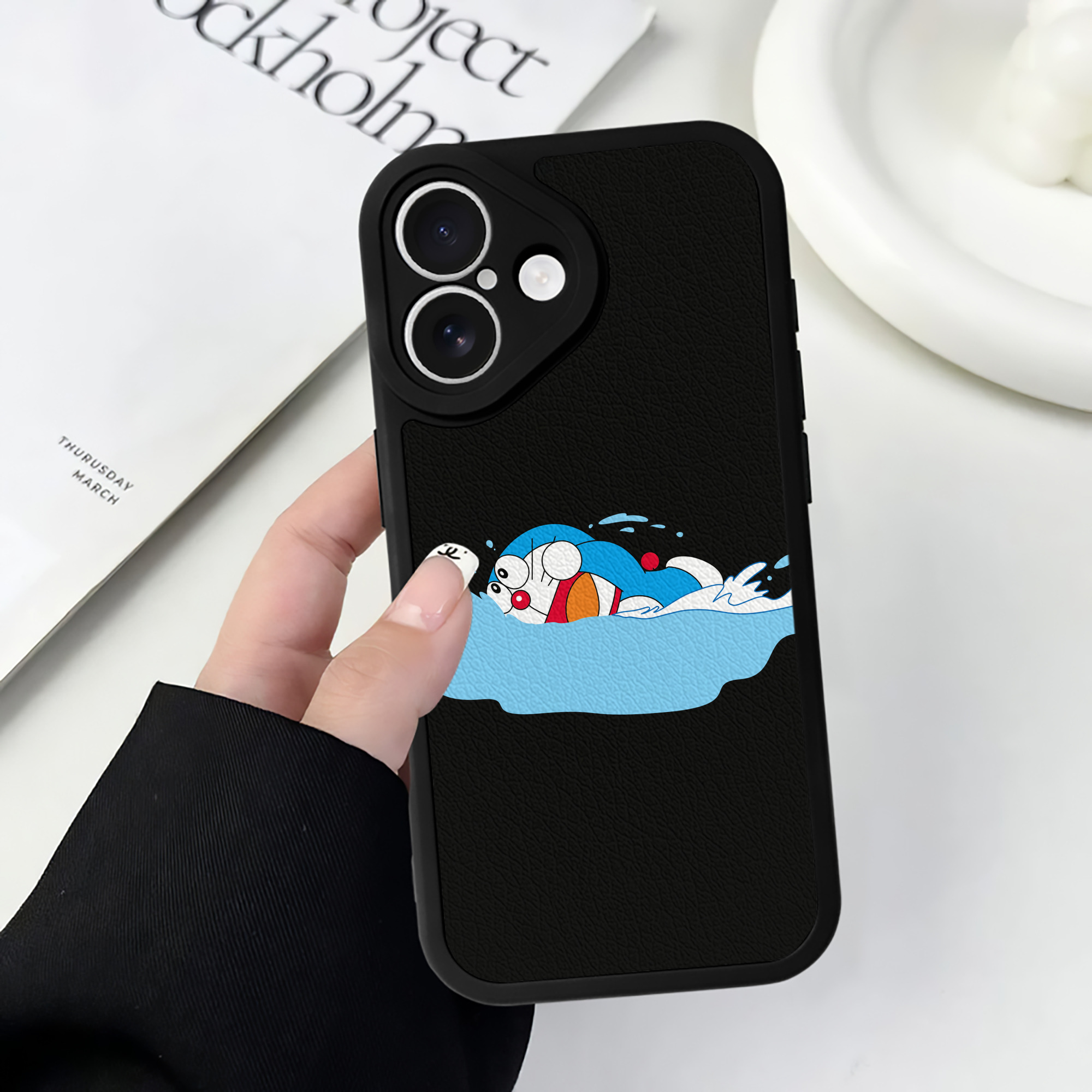 （画像用） ドラえもん Doraemon 【iPhone 16シリーズ対応】シリコンスマホケース（レザー調） 材質：シリコン